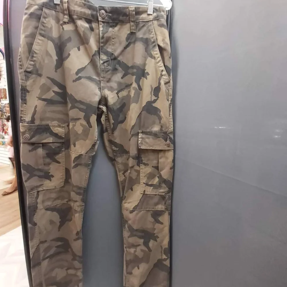 💢SOLD💢Men's CAMO Cargo Pants - Picture 2 of 11